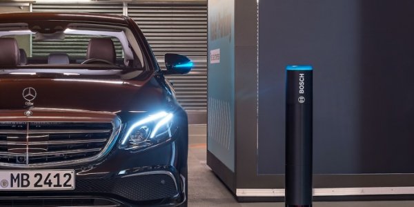 Този съвместен проект на Mercedes-Benz и Bosch показва как ще работят паркингите на бъдеще. Концепцията напълно премахва необходимостта от търсене на място и паркиране: системата е напълно автономна. От водача се изисква само да влезе в съответната зона, да излезе от колата и да даде команда "Паркиране" чрез мобилното приложение. Тогава се активира интелигентната инфраструктура за паркиране на Bosch и автопилотът на автомобила. Колата сама се придвижва до свободното място и паркира.