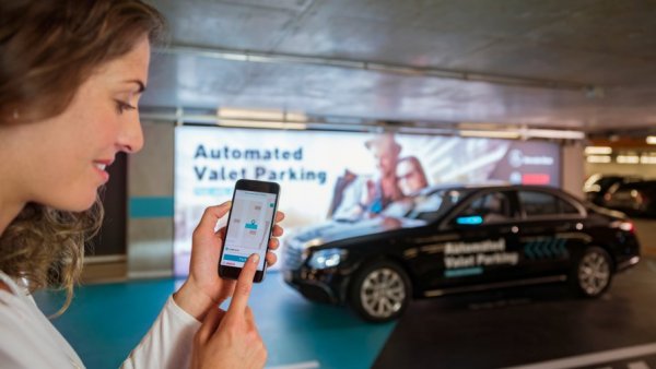 Пътят до паркомястото се указва от системата на паркинга, която следи ситуацията, използвайки хиляди сензори и предава сигнали на автопилота на автомобила. Освен това колата сама се връща на първоначалната си позиция при получаване на командата "Вземи ме", изпратена чрез същото мобилно приложение. Разработването на проекта се извършва от 2015 г., а тестването - от 2017 г. Системата вече получи официално разрешение, инсталирана е и успешно работи в гаража на музея на Mercedes-Benz в Щутгарт.