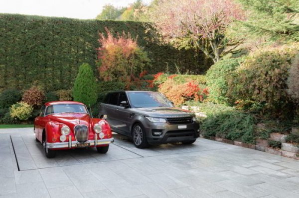 За собствениците на вили с малки парцели проблемът с паркирането е толкова актуален, колкото и за жителите на мегаполисите. Колата все пак трябва да бъде оставена някъде, а и да има място в двора.  А ако семейството има повече от един автомобил? За такива случаи швейцарската компания CarDok предлага интелигентно решение. Това е паркомясто на две нива, долното от което се намира под земята, което го превръща в подземен гараж. Разликата с традиционния е, че автомобилът не влиза в него по рампа, а отива под земята вертикално, на платформа, задвижвана от електрохидравличен асансьор.