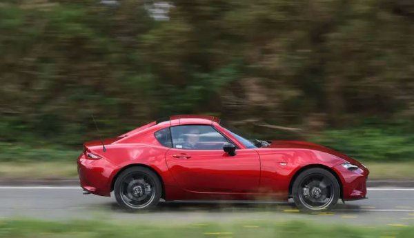 Популярността на много модели намалява поради демографията на купувачите и промените в модата. Комбитата постепенно се изместват от SUV-овете, като това се очертава като дългосрочна тенденция. Роудстърите представляват все по-малко и по-малко от общия автомобилен парк, като Mazda MX-5 (на снимката) или Caterham.

Купетата стават все по-нежизнеспособни от финансова гледна точка, особено за основните производители; няма да видим друг Ford Capri скоро, за съжаление. Двувратите 4x4 също са заплашени от изчезване, освен ако не са търговски превозни средства.
