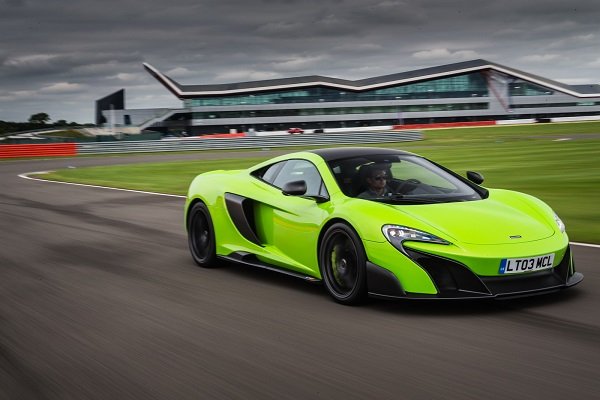 Mclaren 675 Longtail, който бе изкупен от клиенти, всеки от които вече притежава модел на марката, със сигурност не се отличава със своя 3.8- литров двигател в своя клас. Олекотената му конструкция обаче играе важна роля в ускорението до 100 км/ч от място за 2.9 секунди. Точната бройка на преглежданията за 675Lt в търсачката са 368 810.