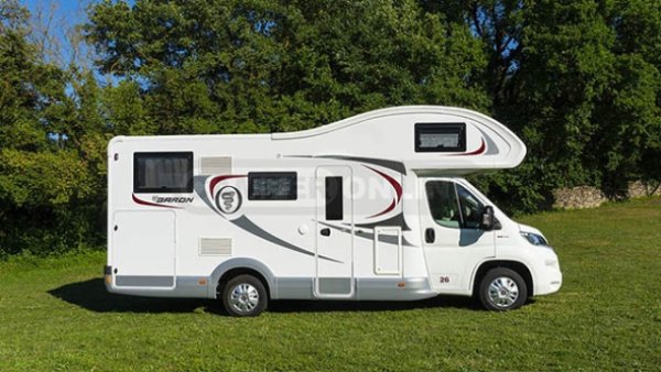 Когато мислите за кемпер, си представяте обикновено точно тези превозни средства, които запазват оригиналната кабина на микробуса, допълнена с двойно легло. В продължение на десетилетия точно това бяха най-продаваните кемпери. Преди модата на полуинтегрираните и ванове да завладее къмпинга. Но днес те все още са най-подходящият избор за семейства с деца , тъй като ви позволяват да имате отделни зони за спане, може и с двуетажни легла. 

Те също могат да бъдат необичайно компактни (на дължина) и са единствените, които могат да поберат до шест (рядко седем) души доста удобно. Може би не са най-добрите от гледна точка на естетика , а возенето е по-малко приятно поради височината. Но са много подходящи за пътуването на семейство с деца. За покупката трябва да отделите между 55 000 и 70 000 евро.