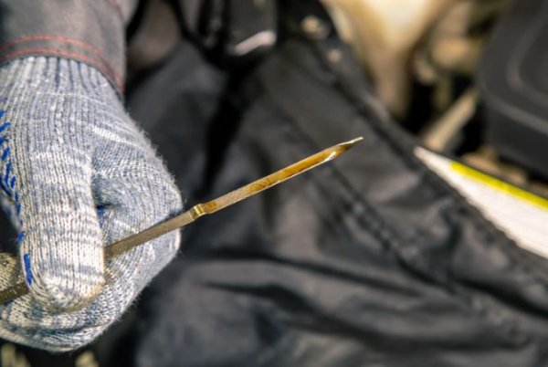 В картера на двигателя се натрупва конденз по време на дълги периоди на бездействие. Поради промените в температурата върху металните повърхности се образуват водни капки, които се стичат надолу и падат в маслото. Колкото повече размразявания заради повишаване на температурата през зимата се случват, толкова повече вода ще се смеси със смазващата течност.

Освен това старото масло е склонно да отделя химически добавки, които се утаяват на дъното на резервоара под формата на малки люспи. Там се натрупват частици сажди, както и продукти от износване на материалите на силовия агрегат и системата за смазване. Когато двигателят се стартира за първи път, горивната помпа може да поеме тази концентрирана утайка, рискувайки да запуши филтъра.

Освен това маслото с утайка и с голямо количество вода се превръща в емулсия с много различни характеристики. Такова масло вече не може да изпълнява напълно функциите си и трябва да бъде заменено с ново. Най-добре е да не поемате рискове, преди да стартирате двигателя за първи път, източете старото масло и сипете ново, като не забравяте да смените филтъра.