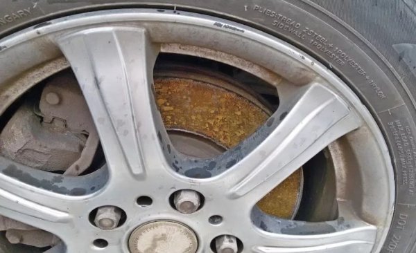 Дългите периоди на бездействие причиняват ръжда на спирачните дискове. Върху тях също се кондензира влага, което провокира корозия. Детайлът е покрит с червен цвят. Това е опасно, защото ръждата не може да се изтрие от меките спирачни накладки. Грубото корозивно покритие действа като абразив и уврежда горния слой на облицовките по време на пътувания, намалявайки експлоатационния им живот. В резултат на това животът на спирачните накладки може да бъде намален наполовина. След появата на ръжда дискът се препоръчва да бъде обработен и почистен.