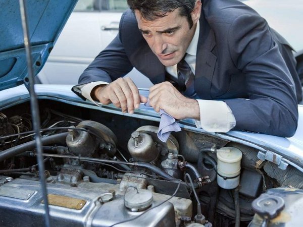 След първото стартиране на двигателя колата трябва да е добре загрята. Важно е да се изчака, докато маслото се разпръсне през системите за смазване на силовия агрегат и трансмисията. Освен това ще трябва да се проверите и изправността на хидравличния усилвател. Рязък скок в налягането може да изтръгне част от сгъстеното масло от резервоара и дори да доведе до разкъсване на стари тръбопроводи.

Освен това е важно да се контролира работата на амортисьорите, които също съдържат масло. Амортисьорите ще трябва да се затоплят в движение с равномерно движение, като се избягват сблъсъци с големи неравности и ями. Процедурата се извършва за няколко минути.