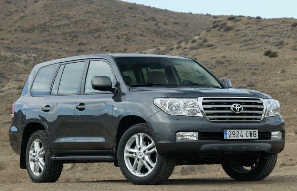 С излизането на пазара на новото поколение Toyota Land Cruiser, което оставан без хидропневматично окачване и V8 двигатели, търсенето на модела „200“ вероятно ще се увеличи. Затова и покупката на този модели са заслужава, но трябва да се има предвид, че запазен и добре обслужван екземпляр на пазара на употребявани автомобили ще струва доста пари. Автомобилите в лошо състояние трябва да се избягват, тъй като ремонтите им са много скъпи.