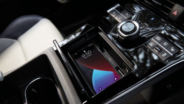 Никой освен този, който е имал идеята да го внесе в колите, никога не е бил фен на пиано черното. Тъй като обикновено не е същият материал, който се използва за направата на пиана, а лоша имитация на пластмаса, повечето от тях се драскат лесно, привличат повече прах от Dyson и повече пръстови отпечатъци от полицейска база данни. Освен това, лъскавата повърхност отразява всеки източник на светлина директно в очите на шофьора и пътниците.
