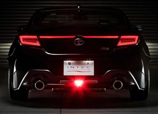 Днес ще видим, че това вече не е отличителна дизайнерска характеристика. Всеки субкомпактен кросоувър и негов братовчед имат подобна задна част, като компании като Mercedes-Benz, Toyota и дори Tesla търсят визията "визьора на Робокоп" на задните си части. 

Макар и далеч не е грозна дизайнерска характеристика, тя е толкова демократизирана, че вече не се усеща като специална за определен модел или производител. Може би е време дизайнерите скоро да се върнат към индивидуалните леви/десни задни светлини, въпреки че едва ли тази тенденция скоро ще изчезне.
