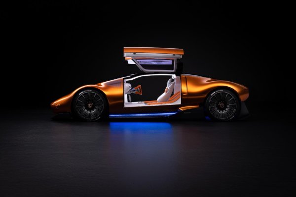 Никой не знае колко от тези дизайнерски детайли все още ще са налични в колите след десетилетие, но може да се обзаложите, че повечето, ако не и всички, правят настоящите автомобили да изглеждат безнадеждно остарели. Подобно на своите злополучни предшественици, те са заседнали в настоящето, особено след като технологиите непрекъснато се развиват.

Някои от тези тенденции може да са готини или дори полезни от някои гледни точки, но те също така са пожертвали безопасността и в много случаи са хомогенизирали цялата индустрия в паста, която отнема само частица от душата ѝ. В търсене на минимализъм и най-новите успешни дизайнерски тенденции, някои производители вече са започнали да губят своята идентичност, а с нея и най-лоялните си фенове и в крайна сметка пазарен дял.

Интериорният дизайн вече е толкова дълбоко вкоренен във "всичко с тъчскрийн", че това е тенденцията, която ще се запази много по-дълго, особено с приближаването на стремежа към автономно шофиране до реалността и разпространението на софтуер, базиран на ИИ. Просто вече няма да има нуждаот бутони или дори волани в кола, която е просто капсула, която да ни вози на различни места. Нещо като асансьор, но хоризонтален.
