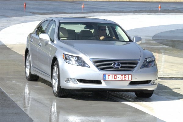Lexus LS600h, максимална мощност 450 к.с.