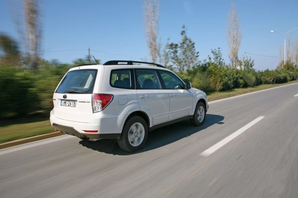 Subaru Forester '08 - Subaru Forester се предлага също и с Електронно контролирана 4-степенна автоматична трансмисия със SPORTSHIFT селектор. Тя позволява освен автоматичен режим на смяна на предавките и ръчен такъв за по-спортно управление и допълнителен контрол.