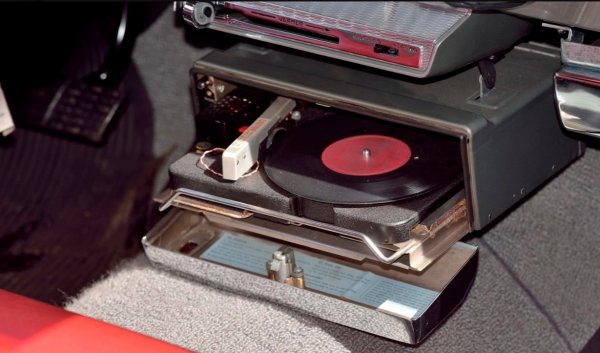 Сега подобно нещо е трудно да си представим, но през 1956 година Chrysler представя вграден грамофон за автомобили. Създателите му заявили, че специалното закрепване позволява да се слуша музика дори и на лоши пътища. Но всъщност устройството често се повреждало и плочите за него били специални. Затова, скоро от компанията се отказали от идеята.