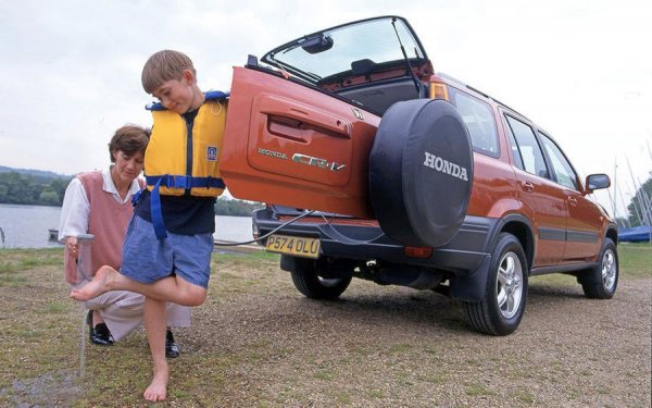 Honda CR-V е сред първите модерни кросоувъри и затова за модела се предлагали много аксесоари за активен отдих. Сред опциите имало комплект за пикник, който включвал сгъваема маса, хладилник за кола и... душ, захранван от 12-волтов контакт. По обяснение на производителя, с него трябвало да си измиете краката след ден из природата.
