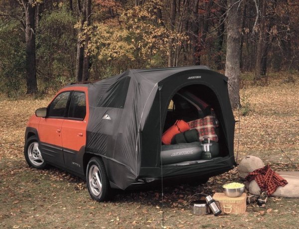 Така нареченият Overlanding или приключенско пътешествие с (високопроходим) автомобил става все по-масов и модерен. И докато има специализирана индустрия за подготовка на машини с покривни палатки и въобще "мобилен къмпинг", то има и доста по-скромни опити на самите автомобилни производители да представят подобни опции, просто за да ви отмъкнат някой лев повече.

И докато на компании като Audi нещата донякъде да се отдават с цялата палатка, която може да прикрепена към кросоувъра Q3, то посоченият тук Pontiac Aztec, обявен за един от най-лошите автомобили в историята се е сдобил с един от най-неудобните навеси. Хармония, нали?
