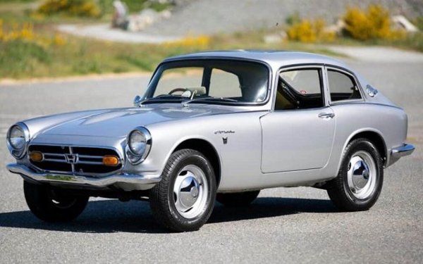 Honda е една от първите японски автомобилни компании, които навлизат на световния пазар през 60-те години на миналия век. Но първите продукти не са автомобили - по това време фирмата се специализира в мотоциклети и скутери. Тя обаче винаги е имала големи амбиции, включително производство на автомобили и собствени фабрики в чужбина. Един от първите модели е малък роудстър, наречен S600.

Honda го представя през 1964 г. - сладък двуместен кабриолет с изключително скромни размери. Той произвежда само 57 к.с., но показва отлична динамика, тъй като тежи само 680 кг. Интересното е, че S600 има верижно задвижване, което е примитивна система за задвижване, взета от мотоциклетите. През 1967г. Honda представи S800, модернизирана и по-ефективна версия с двигател със 70 конски сили, която се предлага и като купе.