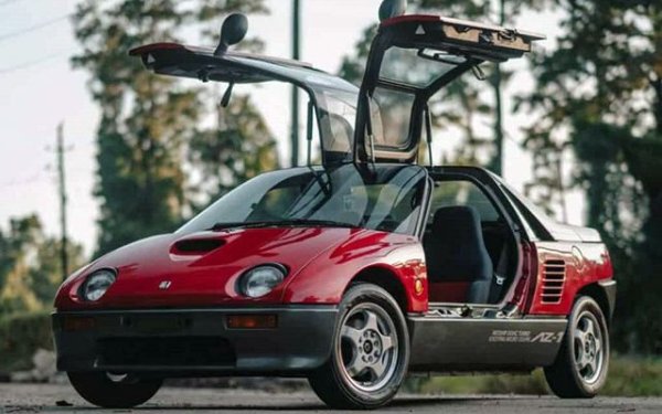 Ако не знаеш каква е колата, никой няма да те съди. Това е малка спортна кола с 660-кубиков трицилиндров двигател с турбокомпресор и мощност 64 к.с. Той е произведен от Mazda, но продаван от Suzuki (в ограничени количества, от 1992 до 1995 г.). За цялото време са произведени по-малко от 5 000 от тези коли.

Въпреки размера и теглото си от 670 кг, Autozam AZ-1 е истински суперавтомобил с перфектно настроено шаси, врати тип крило на чайка и прилично представяне. Странният дизайн и приличната динамика осигуряват успеха на този малък скъпоценен камък, но той никога не е бил официално предлаган извън Япония.