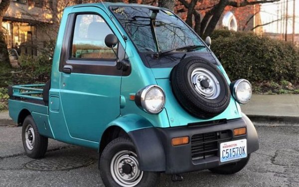 Няма по-добро име за "Kei car" от Daihatsu Midget. Това дори не е една кола, а дълга серия от компактни превозни средства за доставка с малки двигатели, които Daihatsu представя в края на 50-те. Последното поколение излиза през 1996 г. с няколко уникални характеристики.

Първо, Midget изглеждаше като насекомо с изпъкнали фарове и тясна кабина. Второ, дизайнерите поставят резервното му колело на багажника, което допълнително увеличава странността на това джудже. И, както се очаква, под капака има скромен 0,66-кубиков двигател, съчетан с ръчна или автоматизирана трансмисия.