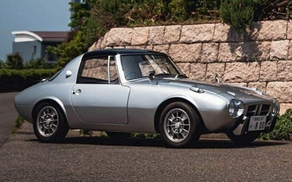 Това е първият спортен автомобил на Toyota, представен през 1962 г. По това време Toyota e малка, неизвестна компания, така че не трябва да е изненада, че продажбите на Sports 800 са ограничени до малки издания и азиатския пазар.

Миниатюрният двигател на автомобила (800 куб. см.) генерира смешните 45 к.с., като въпреки това колата има висока производителност, тъй като е изключително лека и маневрена. Производството му спира през 1969 г., а направените бройки са малко над 3 100.