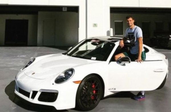 По същото време Гришо вече е гадже на Мария Шарапова. Твърди се, че един от първите подаръци, които Димитров получава от рускинята е Porsche 911. Колата е награда за Шарапова за нейната победа в един от турнирите, като рускинята става и рекламно лице на германския производител.
