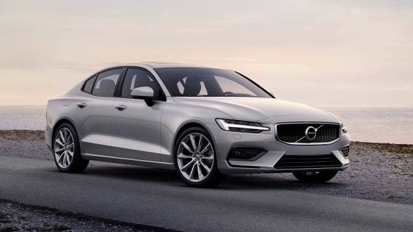 Единственият швед в тази класация е Volvo S60 и по-специално S60 T8 Recharge Plug-in hybrid AWD, който спира емисиите на CO2 при 16 г/км.

Седанът разчита на 2,0-литров бензинов двигател и електромотор със съвкупна мощност от 455 к.с. (310+145) и батерия ск капацитет 18,8 кВт/ч, която гарантира електрически пробег от 91 км.
