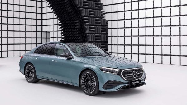 Изцяло новият Mercedes E-Class, въпреки размерите си, с право е включен в тази класация благодарение на показатал от 12 г/км на версиите Mercedes E 300 de Plug-in Hybrid и Mercedes E 300 e Plug-in Hybrid. Единият е дизел, а другият бензин с мощност съответно 326 и 333 к.с.

Емисиите на CO2 нарастват до 14 г/км, ако изберете версиите със задвижване на всички колела 4 Matic, също във версията C 400 и Plug-in Hybrid с 381 к.с. CO2 се повишава малко при комбито, като се започне от 13 г/км за C 300 de Plug-in Hybrid. Батерията от 25,4 кВт/ч предлага електрически пробег до 117 км.
