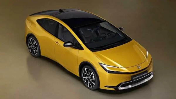 Много близо до върха е новата Toyota Prius Plug-in, която в базовата версия Active със 17-цолови джанти има хомологирани въглеродни емисии от 11 г/км. Другите версии с 19-цолови джанти показват 16 г/км.

Двигателят е 2.0 електрифициран бензинов plug-in хибрид с общо 223 к.с. (151 к.с. бензин +163 к.с. електрически). Батерията с капацитет 13,6 кВт/ч обещава електрически пробег до 86 км.
