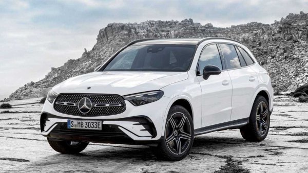 Mercedes-Bemz GLC е &bdquo;кралят&ldquo; в тази специална класация на автомобили, продавани в Европа, които отделят най-малко CO2, с рекорд от само 10 г/км. Той е поставен от версията Mercedes GLC 300 de 4Matic Plug-in Hybrid, задвижвана от електрифицираният четирицилиндров 2,0-литров турбодизел с 333 к.с. (197+136 к.с.).

Нивата на CO2 остават същите дори при избора на версията Coup&eacute; на германккия SUV, докато се покачват леко при версиите GLC 300 и 4Matic бензинови plug-in хибриди (340 к.с.) и GLC 400 и 4Matic (388 к.с.), които достигат 12 г/км. Всички тези GLC имат батерия с капацитет 31,2 кВт/ч, която позволява електрически пробег до 130 км WLTP.

