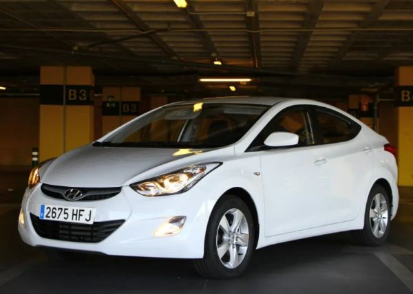 Един от примерите за надежсност в сегмент C. Корейският седан е евтин за поддръжка и лесен за ремонт, като цената му на вторичния пазар пада по-бавно. Elantra спокойно може да изкара и 400 000 км, без да създава сериозни проблеми. В случая става дума за четвъртото поколение на модела, при това за последните бройки от него, произведени през 2010-2011 г. Както и при останалите коли в списъка, тук задвижването е с 1,6-литров мотор и механична скоростна кутия.