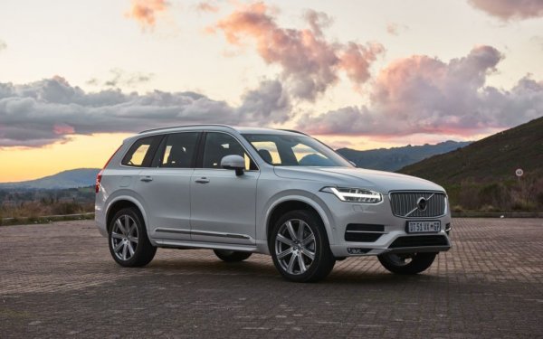 Едва ли някой е изненадан от това, че XC90 е на първо място. Моделите на Volvo отдавна се считат за едни от най-безопасните в света и флагманът при всъдеходите не е изключение от правилото. Едно от най-силните му оръжия е наличието на "умна" система за автоматично спиране, която разполага с камери и радари, реагираща при внезапна поява на пешеходци, велосипедисти или други обекти. При това, тя го прави много по-бързо от човека.

