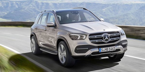 Логично, тук става дума за новото поколение на Mercedes-Benz GLE, което на някои пазари ще се появи през тази година. При немския SUV-модел много от стандартните за премиум-автомобили системи за безопасност са модернизирани. Например, системата за автономно управление може самостоятелно да доближава автомобила плътно вдясно или вляво  в платното, за да направи път на колите на специални служби - "Бърза помощ", полиция, пожарна. Осен това, адаптивният круиз-контрол сам намалява скоростта преди задръстване, а системата за предотвратяване на сблъсък не позволява на шофьора ляв завой, преди да се е уверила, че идващото отсреща превозно средство е на достатъчно разстояние.
