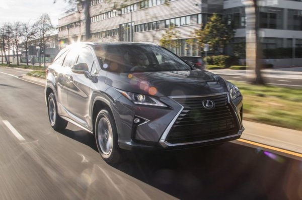 Както подобава на премиум-модел, японският кросоувър има всичко нужно за осигуряване на максималната безопасност не само на шофьора и пътниците, но и на другите участници в движението. Висока оценка са получили система за поддържане на лентата на движение и за автоматично спиране, която е допълнена със специална функция. Тя разпознава умората при водача и му препоръчва незабавно да спре движение.