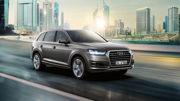Цената, класът и статусът просто не позволяват на Audi Q7 да изостава от конкуренцията. Затова и този модел разполага с цял набор от електронни асистенти. Сред тях са адаптивен круиз-контрол с функция за поддържане на лентата на движение, "автопилот" за задръствания, система за автоматично спиране при поява на препятствие на пътя и много други.
