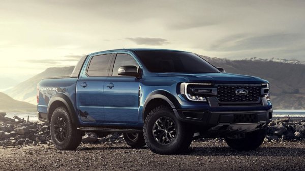 При официалната премиера на Ranger стана ясно, че компания ще пусна и спортна модификация на модела, като дори беше показан официален тийзър. Изображение така и не беше показано, но се чу звука на двигателя. Той ще бъде с две турбини, като мощността ще достигне 400 к.с. Най-вероятно това ще бъде 2,7-литровият мотор от Ford Bronco, който сега има мощност от 330 к.с. Дали е така, ще стане ясно през февруари.