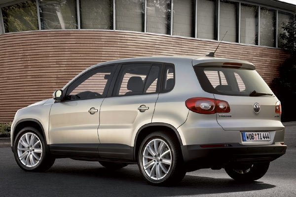 Отзад прави впечатление стигащият ниско долу кант на капака