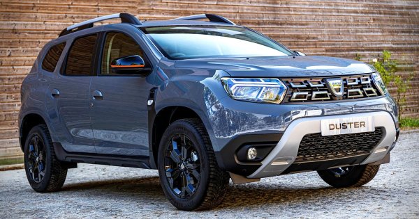 За три години най-базовият Duster е поскъпнал с почти 13,000 лева - шокиращо за марка с претенции да е най-достъпната. Но истината е, че между онзи базов модел от 2019 и днешния базов модел няма много общо: добрият стар атмосферен 1.6 бе пенсиониран заради екостандартите и сега най-евтиният Duster е с турбомотор, фабрична газова уредба и 100 коня мощност. Оборудването включва 16-цолови стоманени джанти, делима задна седалка, климатик, бордкомпютър, автоматични светлини, електрически стъкла отпред, радио с Bluetooth, USB и Aux. Горното ниво Expression добавя алуминиеви джанти, релси на покрива, eлектрически стъкла и отзад, кожен волан, заден паркинг сензор, електрически огледала и 8-инчова мултимедия. Ако искате 4х4, долната граница е 40 890 лева. 

Цена през декември 2021: 32 720 лева (разлика спрямо днес: -2500 лева)
Цена през декември 2020: 24 030 лева (разлика -11,190 лева)
Цена през декември 2019: 22 490 лева (разлика -12,730 лева)
Цена през декември 2018: n/a
