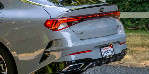 Нещо повече - те са изключително отличителни и определено е възможно да разпознаете автомобила, който следвате, просто по дизайна на задните светлини. Audi A8 възприема по-традиционен подход, за разлика от новата Kia K5 с доста отличните си пунктирани задни светлини.