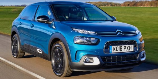 По темата за осветлението това е тенденция, която се мъчим да разберем. Това включва поставяне на фаровете много по-ниско, отколкото би трябвало да е нормално, а след това всички допълнителни светлини заемат своето място по-високо.