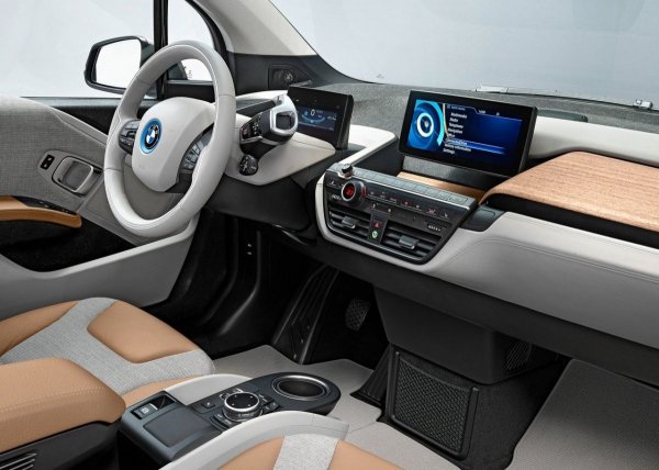 Първият баварски електромобил е интересен не само отвън, но и отвътре. Използваните леки и светли материали вдъхват усещането по-скоро за уютна всекидневна. i3 е необикновено просторно за габаритите си, а почти всички повърхности вътре са от рециклирани и напълно екологични материали. 