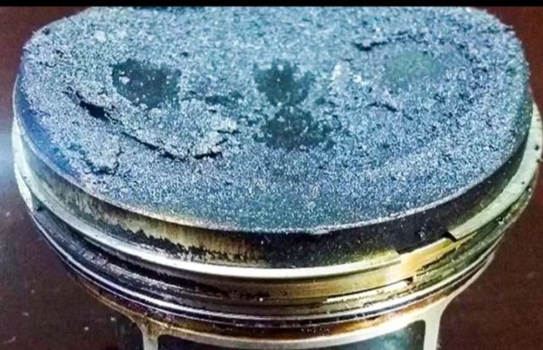 В сравнение с успешните двигатели от предишното поколение, втората генерация на EA888 залага на различен начин за хонинговане на цилиндрите и използва нови бутала с много тънки пръстени. В буталото са направени малки дренажни отвори. Всичко това затруднява източването на маслото и предизвиква висок разход.

Когато изходните отвори за масло са запушени със сажди, пръстените спират да изпълняват предназначениeтf си. И в този момент двигателят започва да харчи масло, при това доста. За да се справи с проблема, производителят 4 пъти променя детайлите на буталната група, като организира сервизни акции за вече произведените автомобили.