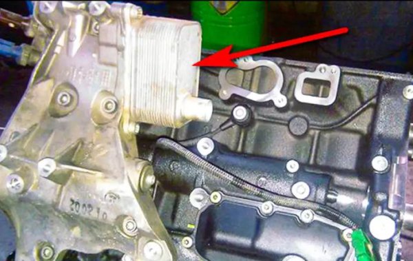 Маслената помпа е с променлив капацитет, но променя налягането на стъпки - до 3500 оборота в минута то е 1,8 бара, а над - 3,3 бара. И в двата случая това налягане не е достатъчно за нормалното смазване на форсирания двигател. Освен това не остава запас от масло, необходим при износване на леглата на разпределителния вал и балансиращите валове, както и за запушена решетка на маслоприемника.

В канала под масления филтър е монтирана пластмасова тръба с антидренажен клапан, който често излиза от строя и маслото се влива в картера. След стартиране фазовите превключватели тракат, като за няколко секунди двигателят работи практически без смазване, както се показва от лампата за налягане на маслото. Следователно тръбата с клапана трябва да се смени незабавно. 

Топлообменникът също нуждае от периодично промиване. Каналите в него с течение на времето се запушват с отлагания.