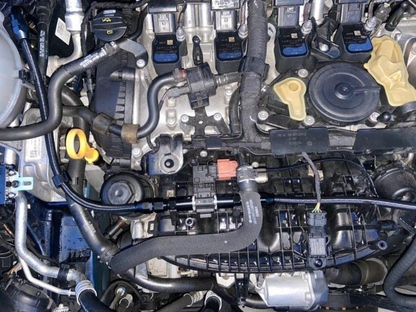 За разлика от повечето двигатели, налягането на горивото (между 3,5 и 6 бара) се регулира на входа на инжекционната помпа. Блокът за управление на бустерната помпа често не работи. Това води до намаляване на мощността на двигателя и на арматурното табло светва Check Engine.