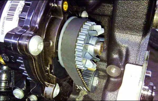 В началото на производството корпусът на помпата е пластмасов и често се деформира от температурата. По-късно се появиха помпи с алуминиев корпус.

Помпата се задвижва от малък зъбен ремък от балансиращия вал. Той е слабо защитен от външни влияния. Поради това двигателят не трябва да се мие под налягане.  При смяна на маслото трябва да се провери дали капки не падат върху ремъка.