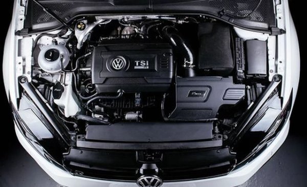 Монтираните надлъжно монтирани опори на двигателя изкарват не повече от 150 000 км. При разхерметизиране на хидравличните лагери се появяват вибрации при празен ход и силни удари при потегляне. Системата за диагностика следи състоянието на опорите - в лявата част е вграден датчик за вибрации.