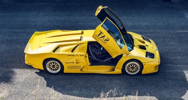 Въпреки че изобретява суперавтомобила със средно разположен двигател и предпочита огромното задно крило, Lamborghini никога не е имала същата репутация като Ferrari, Porsche или Ford в моторните спортове.

В средата на 90-те година компанията решава да поправи това, като нахлува в GT1 състезания и изпреварва McLaren F1 GTR, Porsche 911 и всеки друг, който се доближи до неговия V12 Diablo с 655 к.с.
Направени са две шосейни версии, преди ръководството да погледне в хазната на компанията и да реши, че е по-добре да се концентрира върху продажбата на достъпни за обществените пътища автомобили, ако иска да остане над повърхността.
