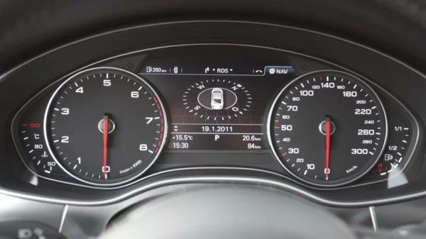 Вариаторната скоростна кутия при версиите с предно предаване е чувствителна към натоварване, а основните симптоми за износване включват засилващо се виене и придърпване при плавно ускорение. В напреднал етап е възможна пълна загуба на тяга поради приплъзване на веригата по конусите.

Какво да се направи

Износването на лагера на вторичния конус и задвижващата верига се отстранява чрез рециклиране на кутията, включващо шлайфане на конусите и смяна на веригата. За удължаване живота на вариатора се препоръчва смяна на маслото на всеки 60 000 км, проверка на охладителните тръбопроводи и избягване на резки стартове.
