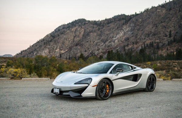 Най-малкият McLaren предлага мощност от 520 коня, ускорява от място до 100 км/ч за 3,2 сек, а максималната му скорост е 328 км/ч. Не трябва да забравяме и готините му врати тип "криле на чайка". Освен това суперавтомобилът харчи средно само 10,7 л/100 км, а цената му е 200 000 евро.