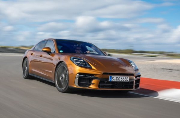 Porsche Panamera беше създаден като противоречиво допълнение към гамата на марката през 2009 г., но през двете си поколения еволюира, за да се превърне в елегантен автомобил. Turbo S E-Hybrid е върхът на гамата от четириместни седани Panamera, комбинирайки 4-литров V8 двигател с два турбокомпресора и електромотор за 771 к.с и 1000 Нм въртящ момент.

Въпреки теглото си от над два тона и възможността да побере четирима възрастни, Panamera Turbo S E-Hybrid ускорява до 100 км/ч а 2,8 сек. Това е значително по-бързо от 3,8-те секунди на Lamborghini Diablo VT от 2001 г.
