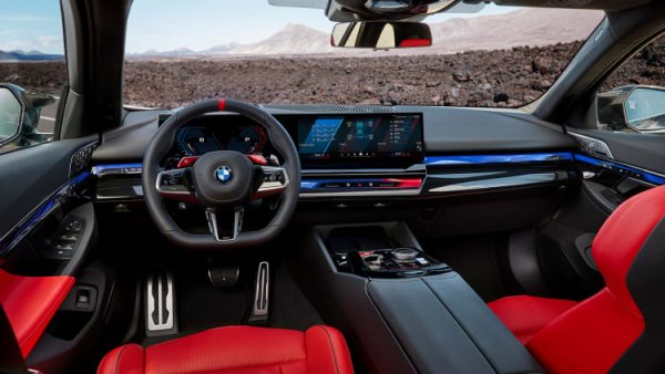 Трудно е да се повярва, че това просторно чудовище ускорява от 0 до 100 км/ч за едва 3,2 сек, което го поставя в същата категория като екзотичните автомобили, които не могат да поберат повече от двама души.

През 2000 г. дори Ferrari 550 Maranello, флагманът на италианската компания с V12 двигател, се нуждаеше от около 4,2 сек, за да развие 100 км/ч. M5 Touring не само превъзхожда това, но може да побере и багаж от IKEA в товарното си отделение от 1630 л. със сгънати задни седалки.
