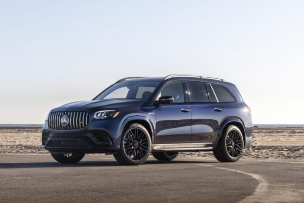 Последният мощен семеен модел е добър в много отношения. Мисълта за нещо толкова голямо и бързо преди 25 години беше нечувана. Mercedes-Benz GLS 63 AMG се задвижва от 4-литров V8 двигател с два турбокомпресора и 48-волтова мека хибридна технология EQ Boost, осигуряващи 603 к.с. и 850 Нм въртящ момент.

Въпреки размера и теглото си, GLS 63 ускорява от 0 до 100 км/ч за 3,6 сек, потъпквайки територията на суперкола отпреди две десетилетия. Разбира се, няма да завива като 360 Modena, но ще се справя доста добре по права линия.
