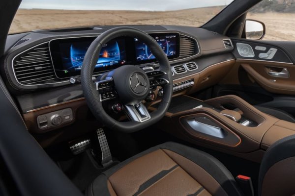Това, което прави GLS 63 забележителен, е, че не жертва мисията си на семеен автомобил, за да постигне добри резултати. Със седем места за сядане, усъвършенствано въздушно окачване и информационно-развлекателната система MBUX на Mercedes, той е едновременно удобен както за пътувания по пресечена местност, така и за състезания по драг.

За да добиете представа за пространството, салонът предлага 107 см място за краката на първия ред, 106 см на втория и 86 см на третия. Освен това, когато всички задни седалки са сгънати, обемът се увеличава до цели 2400 литра. Опитайте това в късата товарна платформа на Lamborghini LM002.